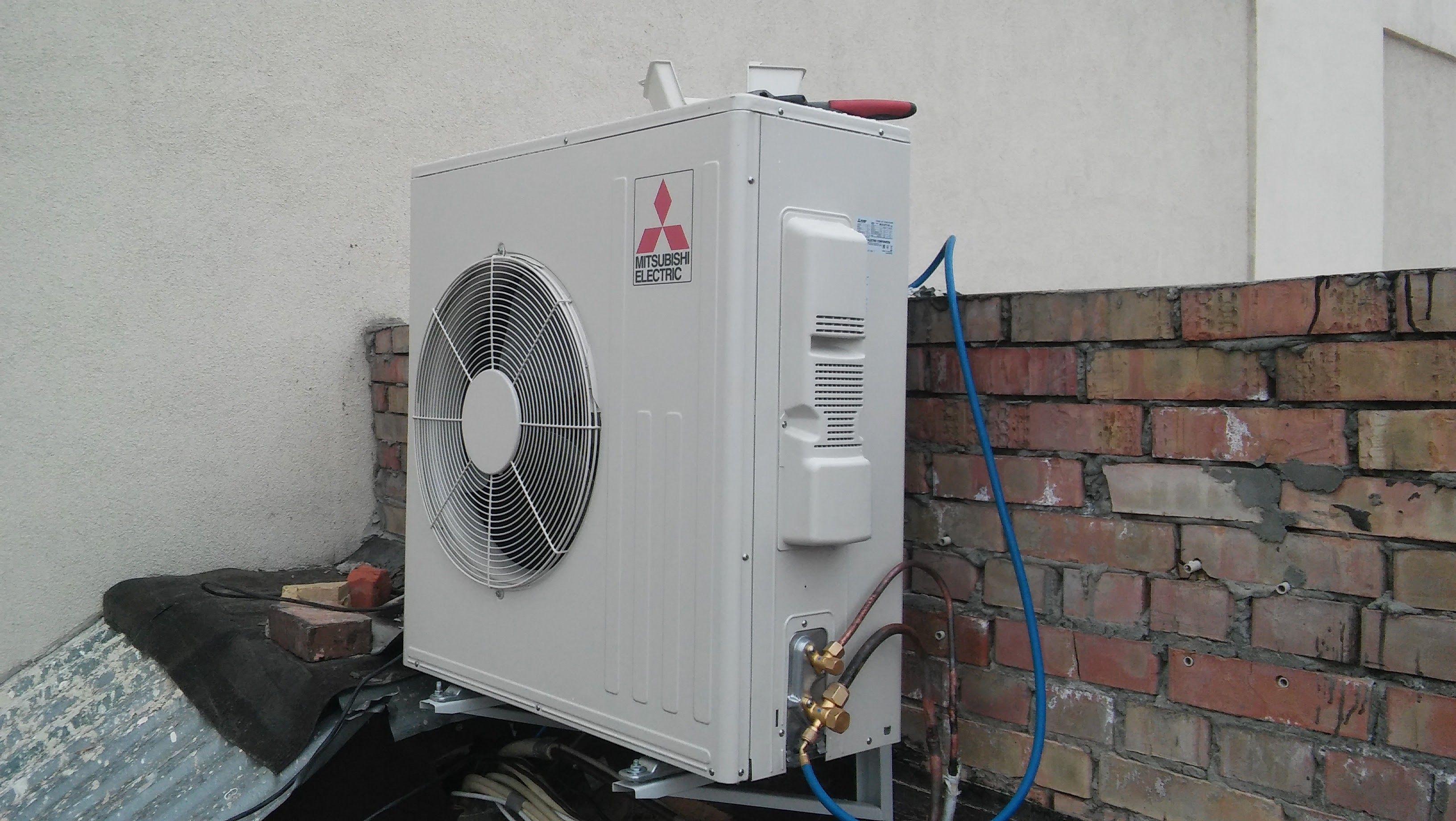 установка наружного и внутреннего блока кондиционера установка наружного и внутреннего блока кондиционера фото, изображение