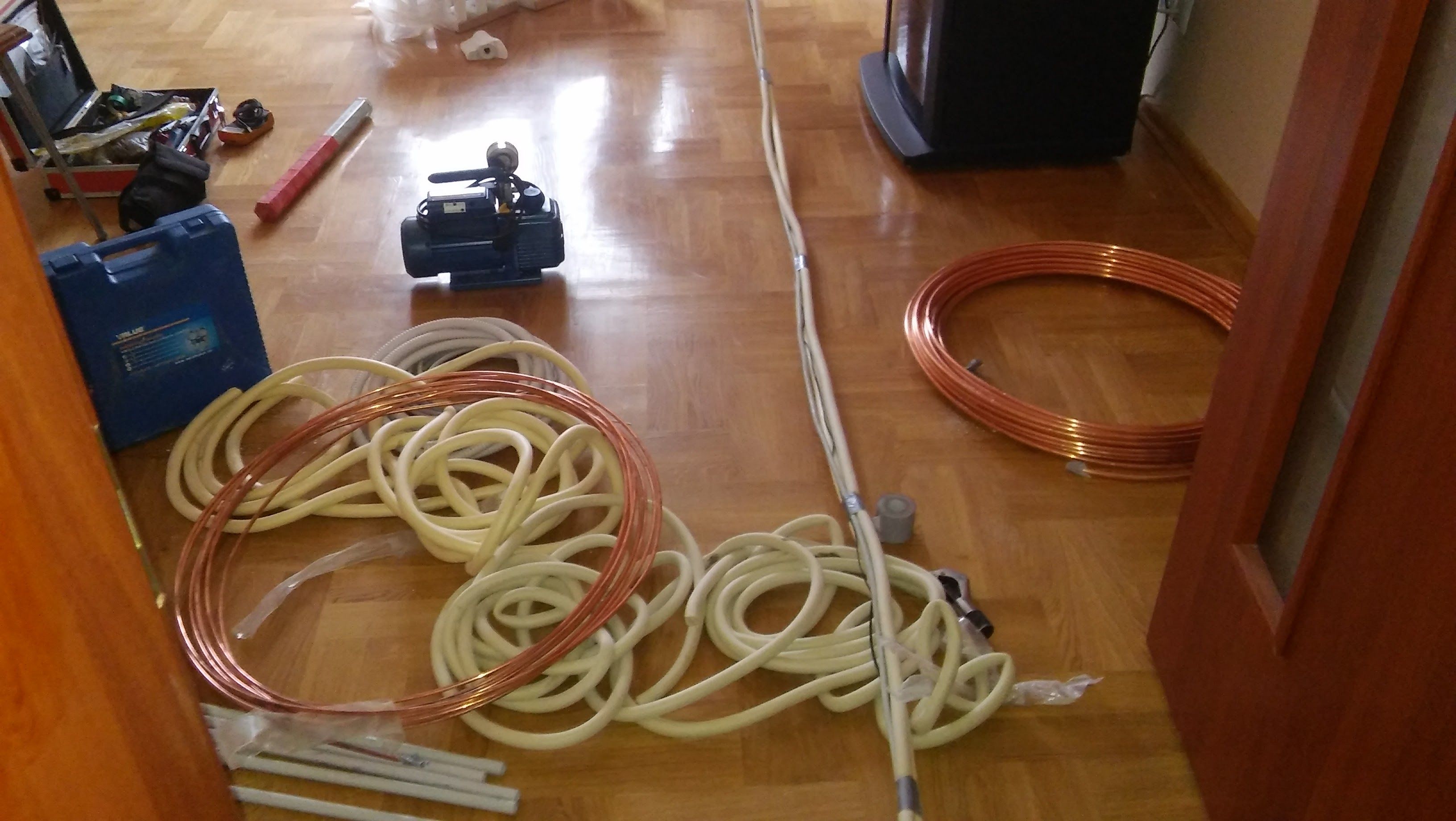 Монтаж траси кондиціонера Монтаж траси кондиціонера фото, зображення