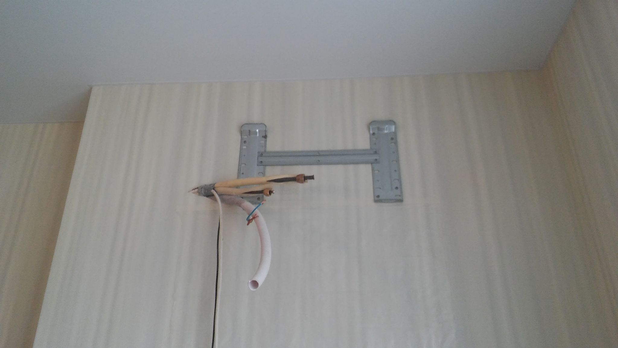 Монтаж траси кондиціонера в два етапи Монтаж траси кондиціонера в два етапи